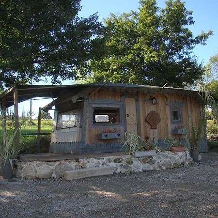Les Patins A Roulottes Villa Yenne Exterior photo