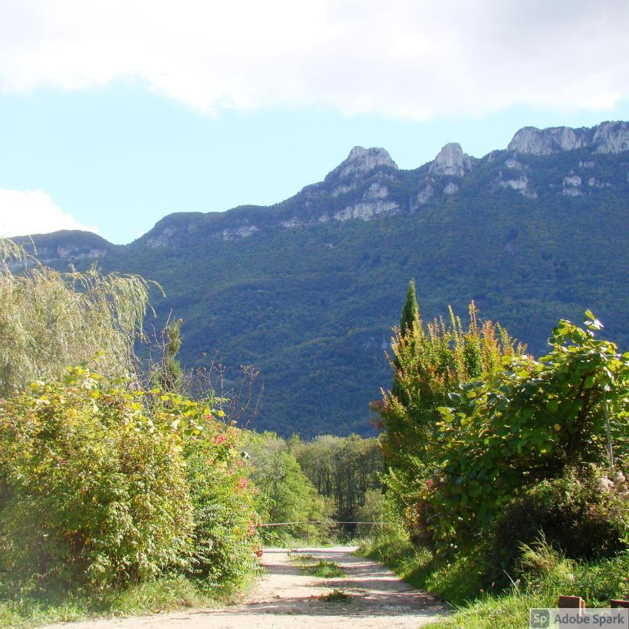 Les Patins A Roulottes Villa Yenne Exterior photo